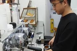 'Cơn sốt' người trẻ tự mở tiệm ở thành phố có nhiều quán cà phê nhất thế giới
