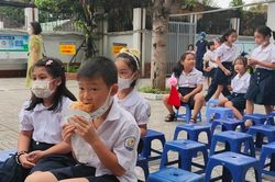 Nhiều phụ huynh nán lại dõi theo con từ xa trong lễ khai giảng năm học mới