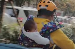 Xót xa trước hoàn cảnh ông bố địu con chưa đầy 1 tuổi đi giao hàng