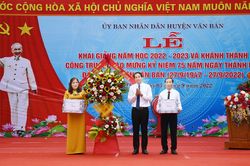 Chủ tịch UBND tỉnh Trịnh Xuân Trường dự Lễ khai giảng năm học mới tại xã Sơn Thủy