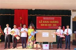 Chủ tịch Ủy ban MTTQ Việt Nam tỉnh Đào Mạnh Hùng tham dự lễ khai giảng năm học mới của Trường THCS Gio Sơn
