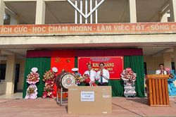 Phó Trưởng đoàn chuyên trách Đoàn đại biểu Quốc hội tỉnh Hoàng Đức Thắng dự lễ khai giảng tại Trường THCS và THPT Bến Hải
