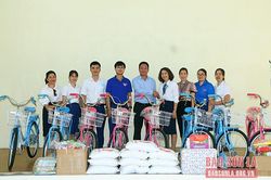 Đoàn thanh niên Công ty Thủy điện Sơn La tặng quà Trung tâm Bảo trợ xã hội tỉnh