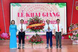 Đồng chí Bí thư Tỉnh ủy Chẩu Văn Lâm dự khai giảng năm học mới tại Trường THPT Chuyên Tuyên Quang