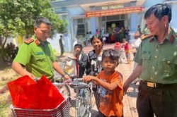 Bánh mì Như Lan tài trợ cho học sinh nghèo miền núi