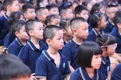 Những hình ảnh ngộ nghĩnh, đáng yêu của trẻ lớp 1 lần đầu tiên tham dự lễ khai giảng