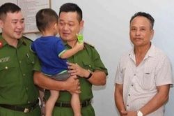 Cháu bé bị mẹ ruột bán được trao trả cho gia đình
