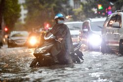 Nhiều tuyến đường tại TP.HCM ngập trong cơn mưa lớn