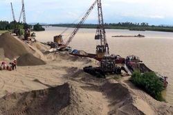 Hà Nội: Không để xảy ra 'điểm nóng' về khai thác trái phép cát, sỏi