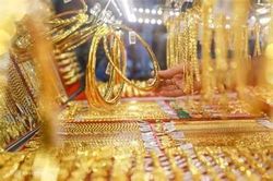 Giá USD tăng vọt, vàng trong nước neo cao