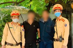 Cảnh sát kịp thời 'níu chân' thanh niên định nhảy cầu Chương Dương vì áp lực công việc