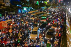 TPHCM: Mưa lớn vào chiều tối, nhiều tuyến đường ùn ứ kéo dài