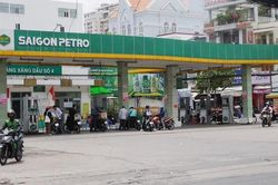 Tước giấy phép 'ông lớn' Saigon Petro, thị trường xăng dầu vẫn tấp nập