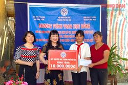 Hội Khuyến học Hà Nội trao học bổng cho học sinh hoàn cảnh đặc biệt khó khăn