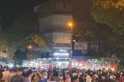 Đông nghẹt người vui Trung thu sớm tại phố Hàng Mã