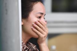 Dòng người đứng dưới mưa chờ nhận dạng thi thể vụ cháy quán karaoke