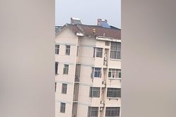Người quay clip run sợ cảnh bé trai chơi đùa trên nóc nhà 7 tầng