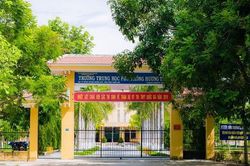 Họp xử lý thầy giáo ở Huế đăng lời khiếm nhã với người làm báo