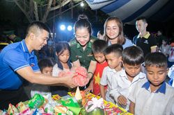 Vui hội trăng rằm cùng trẻ em vùng cao