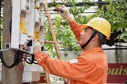 EVNHANOI lắp đặt 100% công tơ điện tử cho khách hàng