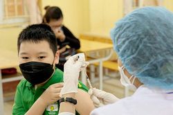 Cần đưa trẻ từ 5 tuổi đi tiêm vaccine phòng COVID-19 đầy đủ, kịp thời