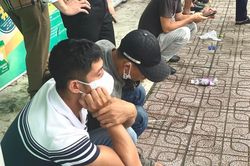 Cháy quán karaoke ở Bình Dương: Người nhà quặn lòng ngóng tin trước bệnh viện