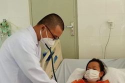 Tự dùng thuốc tại nhà, nữ bệnh nhân sốc sốt xuất huyết nguy kịch