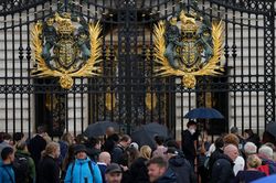 Người London bồn chồn đợi tin sức khỏe nữ hoàng Anh
