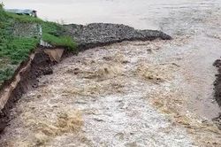 Mưa lũ cuốn mất tích một người tại Hòa Bình