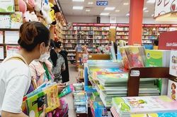 Phụ huynh TPHCM 'đỏ mắt' tìm sách cho con