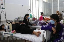 Sốt xuất huyết gia tăng nhiều ca nặng, người dân không tự ý dùng thuốc