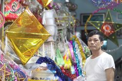 Người hơn 30 năm giữ lửa đèn trung thu truyền thống độc nhất phố núi