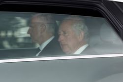 Vua Charles III và phu nhân rời lâu đài Balmoral