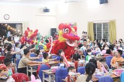 Con công nhân, trẻ khuyết tật vui Tết Trung thu