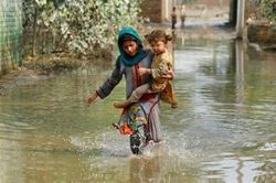 Pakistan miễn học phí đại học sau lũ lụt
