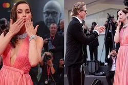 Bond Girl gốc Cuba mặc mốt không nội y, cười đùa với Brad Pitt trên thảm đỏ LHP Venice