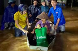 Hà Nội huy động bộ đội giúp dân chạy lũ trong đêm