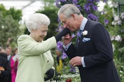Vua Charles III và thách thức từ 'cái bóng quá lớn' của người mẹ