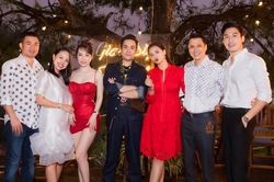 Quỳnh Nga diện váy đỏ nổi bần bật, hạnh phúc đón tuổi mới cùng Việt Anh và hội bạn thân