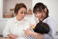 Mẹ chồng tặng hộp bánh trung thu, tôi mở ra xem thì sững người