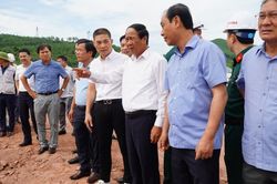 Tập trung di dời cột điện trên tuyến cao tốc Cam Lộ - La Sơn