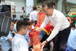 Bí thư Thành ủy Nguyễn Văn Quảng thăm và tặng quà Trung thu cho học sinh Trường Chuyên biệt Tương Lai
