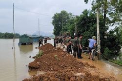 Hà Nội: Nhiều khu vực ngập sâu ở huyện Chương Mỹ vẫn đang chờ nước rút