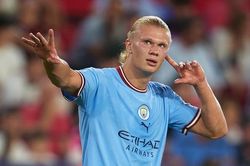 Phản ứng của Haaland khi bị CĐV Man United chế nhạo