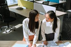 Trở thành sếp của đồng nghiệp