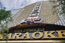 Biển quảng cáo bịt kín mặt tiền hàng loạt quán karaoke ở TP.HCM