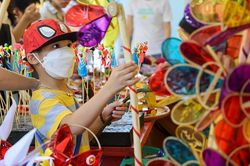 Trẻ em hào hứng vui Trung thu tại Hoàng thành Thăng Long