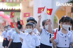 Con đi trường học, mẹ đi trường đời...
