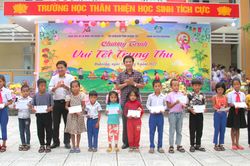 Chương trình 'Vui tết Trung thu' năm 2022 và trao quà cho học sinh gặp hoàn cảnh khó khăn ở huyện Đakrông