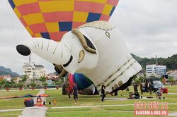 Trình diễn khinh khí cầu trong 'Đêm hội trăng rằm' tại thành phố Sơn La